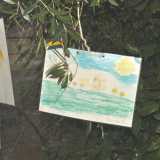 Al posto dei frutti da quest'albero pendono tanti disegni 